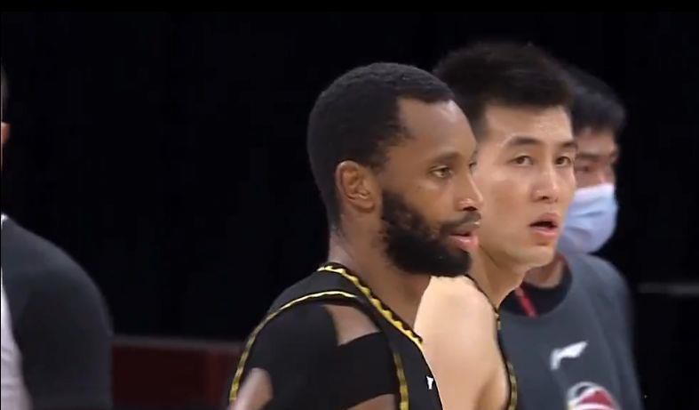 在床上打扑克